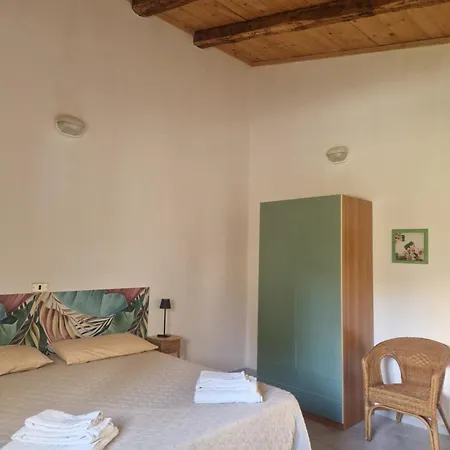 Nina's House, 3 *
