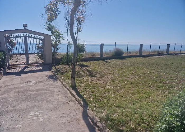 Nina's House, 3 *