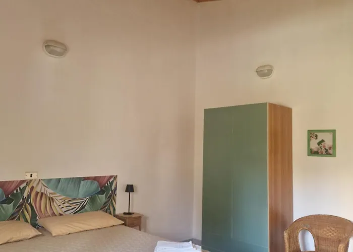 Nina's House, 3 *